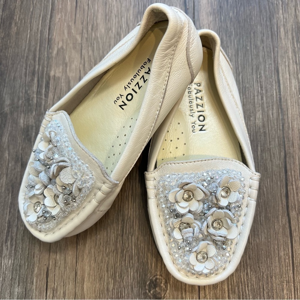 Pazzion Fabulously You Toddler White Molly Rhinestone Flowers Moccasins Size 3